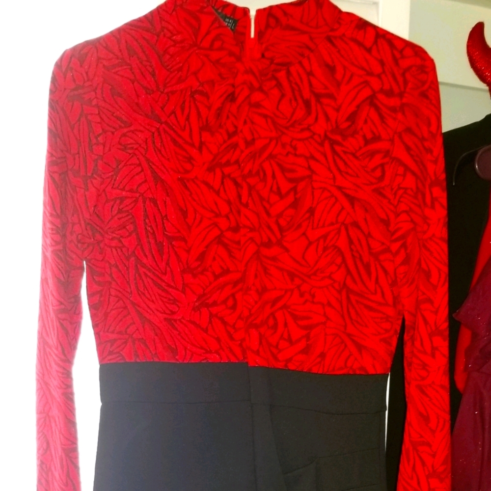 Knee length body hugging red/black dress